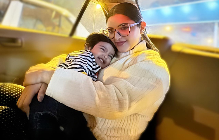 কলকাতায় উঠানো এই ছবিটি পোস্ট করে ক্যাপশনে পরী লিখেছেন, পরী পুণ্য (সঙ্গে ছিল ভালোবাসার ইমুজি)।  ছবি: পরীমণির ফেসবুক থেকে