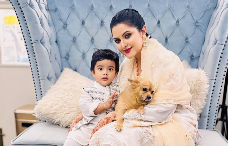 তবে সঙ্গে ছিল একমাত্র ছেলে পুণ্য। ছবি: ফেসবুক