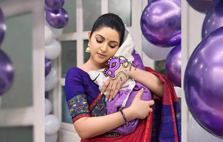 দুই সন্তানের সঙ্গে ছবি শেয়ার করলেও মেয়ে প্রিয়মের ছবি স্টিকার দিয়ে আড়াল করেছেন অভিনেত্রী। ছবি: পরীমণির ফেসবুক থেকে