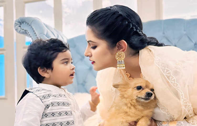 ছেলেকে নিয়ে কেটেছে পরীর নানাভাই বিহীন রংহীন ঈদ। ছবি: ফেসবুক