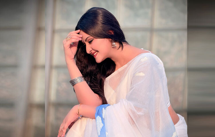 দুই হাতে সিলভার-গোল্ডের চুড়ি আর প্রজাপতি আংটি পুরো লুকে দিয়েছে আরও লোভনীয়তা। কোমর বেয়ে ছেঁড়ে রাখা চুলের মেসি শৈলী যেন স্বাভাবিক সৌন্দর্যকে আরও তোলপাড় করেছে।