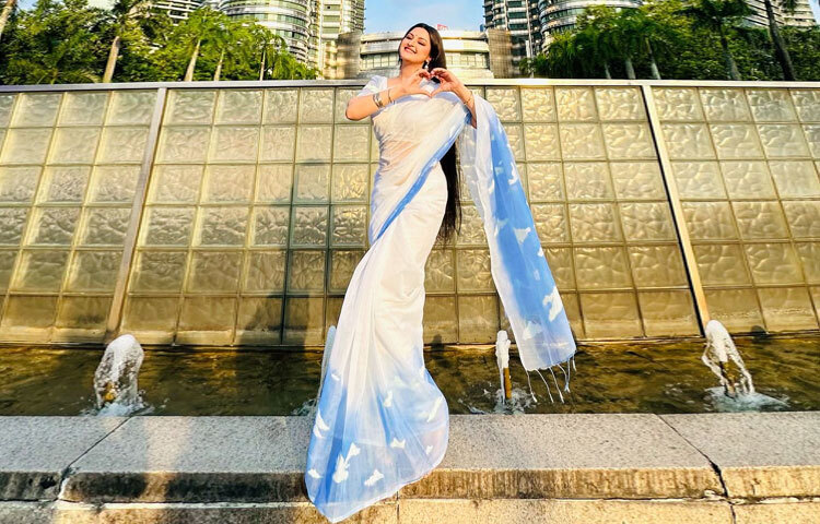 সামাজিক যোগাযোগমাধ্যমে শেয়ার করা তার ছবিগুলো একেবারে ঋতুর মেজাজ প্রকাশ করছে।