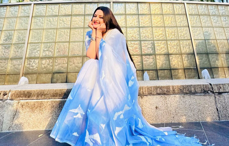 সাদা-নীল শাড়ির সঙ্গে পরী সাজিয়েছেন কপালে নীল টিপ, চোখে কাজল, কানে অক্সাইডাইজড ঝুমকা।