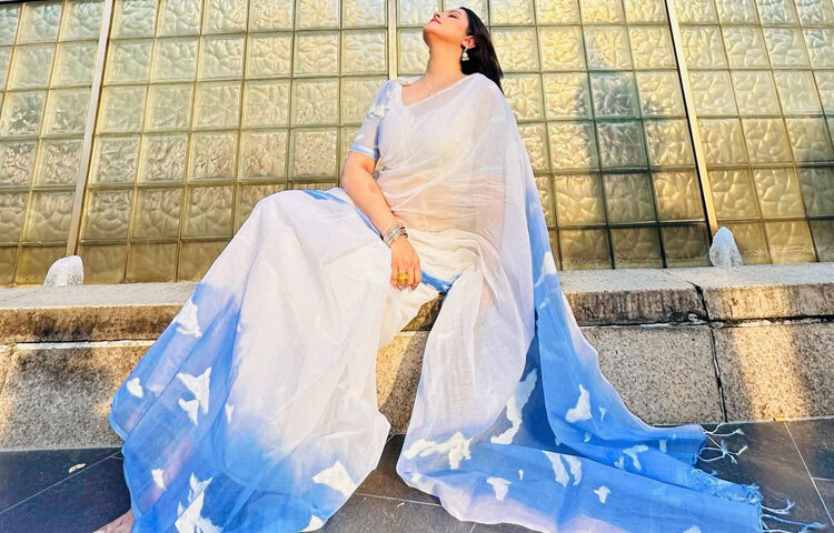 শরতের নীল-সাদা খেলা এবং নিরবচ্ছিন্ন স্নিগ্ধতা বাঙালির উৎসবপ্রিয় মনকে আরও প্রফুল্ল করে। ছয়টি ঋতুর প্রতিটিই আমরা আনন্দে বরণ করি, আর এই ঋতুবেলায় পরীমনি সেই আবহে নিজেকে ঢেলে দিয়েছেন নিখুঁতভাবে।