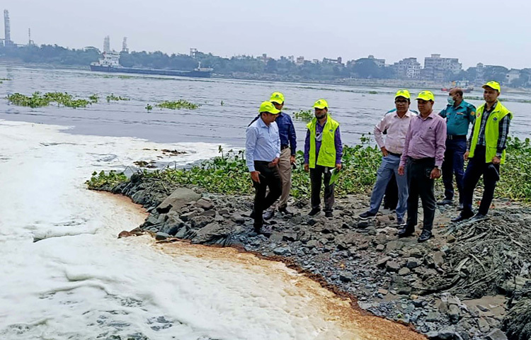 ঢাকায় শ্যামনগর কদমতলী শিল্প এলাকার বর্জ্য নিষ্কাশন ব্যবস্থা পরিদর্শন করেন পরিবেশ অধিদপ্তরের মনিটরিং অ্যান্ড এনফোর্সমেন্ট শাখা, ঢাকা গবেষণাগার এবং ঢাকা মহানগর কার্যালয়ের যৌথ টিম। ছবি: পিআইডি