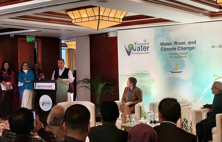 আন্তর্জাতিক পানি সম্মেলনের উদ্বোধন শেষে প্রধান অতিথির বক্তব্যে বন ও জলবায়ু পরিবর্তন মন্ত্রী সাবের হোসেন চৌধুরী বলেন, জলবায়ু পরিবর্তন দেশের জন্য অস্তিত্বের সংকট। ছবি: রাইহান আহমেদ