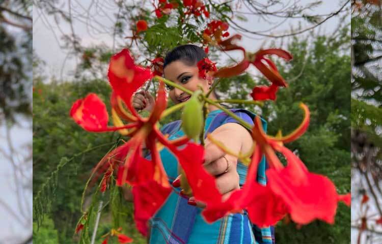 কৃষ্ণচূড়া ফুলের সঙ্গে বেশকিছু ছবি শেয়ার করেছেন এই লাবণ্যময়ী নায়িকা। ছবি: পরীর ফেসবুক থেকে