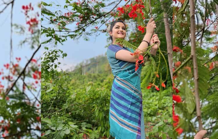 শেয়ার করা ছবির ক্যাপশনে লিখেছেন, ‘কৃষ্ণচূড়ার আগুনে লাগে রঙ ফাগুনে। এই মনে, এই বনে।’ সঙ্গে জুড়ে দিয়েছেন প্রজাপতি ও ভালোবাসার ইমুজি। ছবি: পরীর ফেসবুক থেকে