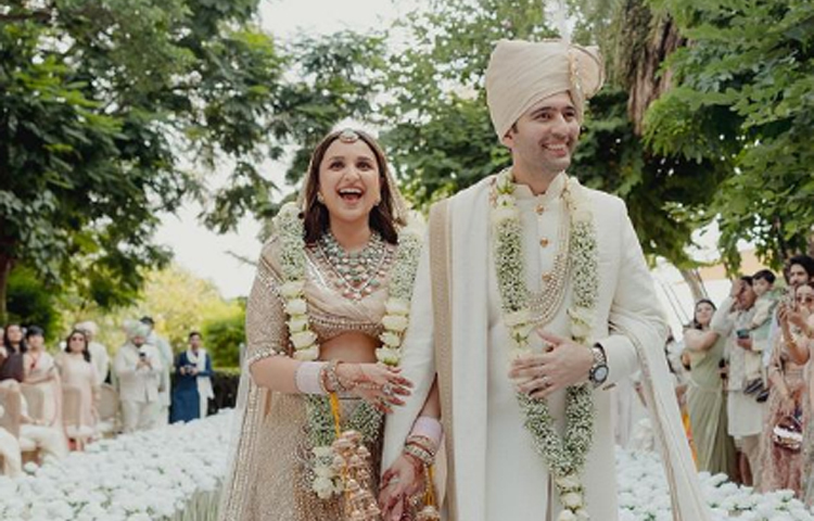 ২০২৩ সালে ২৪ সেপ্টেম্বর রাজনীতিবিদ রাঘব চাড্ডাকে বিয়ে করেন বলিউড অভিনেত্রী পরিণীতি চোপড়া। ছবি: সংগৃহীত