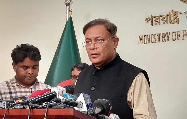 আজ দুপুরে পররাষ্ট্র মন্ত্রণালয়ে বাংলাদেশে নিযুক্ত ভারতের হাইকমিশনার প্রণয় ভার্মা মন্ত্রীর সঙ্গে সৌজন্য সাক্ষাৎ করতে আসেন। সাক্ষাৎ শেষে পররাষ্ট্রমন্ত্রী ড. হাছান মাহমুদ বলেন গণতান্ত্রিক ধারাবাহিকতা রক্ষায় ভারত আমাদের পাশে ছিল এবং আছে। ছবি: ইসমাইল হোসেন রাসেল