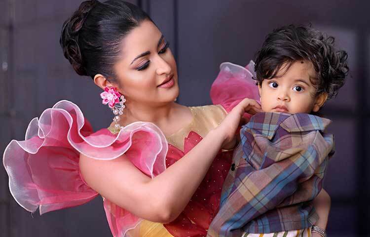 পরী তার ছেলের প্রথম জন্মদিন উদযাপন করেছিলেন পদ্মফুলের থিমে।