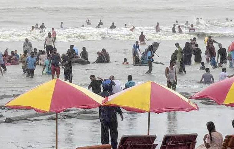 মৌসুমি বায়ুর প্রভাবে উত্তর বঙ্গোপসাগর এলাকায় গভীর সঞ্চালনশীল মেঘমালা সৃষ্টি হচ্ছে। এর প্রভাবে পটুয়াখালীর কুয়াকাটা সংলগ্ন বঙ্গোপসাগর বেশ উত্তাল হয়ে উঠেছে। একইসঙ্গে বেলা ১১টা থেকে ভারী বৃষ্টি অব্যহত রয়েছে। মুষলধারে এই বৃষ্টির মধ্যেও থেমে নেই কুয়াকাটায় আগত পর্যটকদের সমুদ্রবিলাস। এতে সমুদ্রস্নান, ছবি তোলাসহ হৈ-হুল্লোড়ে মেতেছেন পর্যটকরা। তবে অনেক পর্যটক অবাধে বিচরণ, গন্তব্যে ফেরা বা শিশুদের নিয়ে বের হতে না পেরে হোটেলে সময় কাটাচ্ছেন। ছবি-জাগো নিউজ