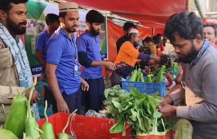 পটুয়াখালীর কলাপাড়ায় প্রান্তিক কৃষকদের উৎপাদিত পণ্য সরাসরি বিক্রির জন্য বসেছে কৃষক বাজার। ছবি: আসাদুজ্জামান মিরাজ