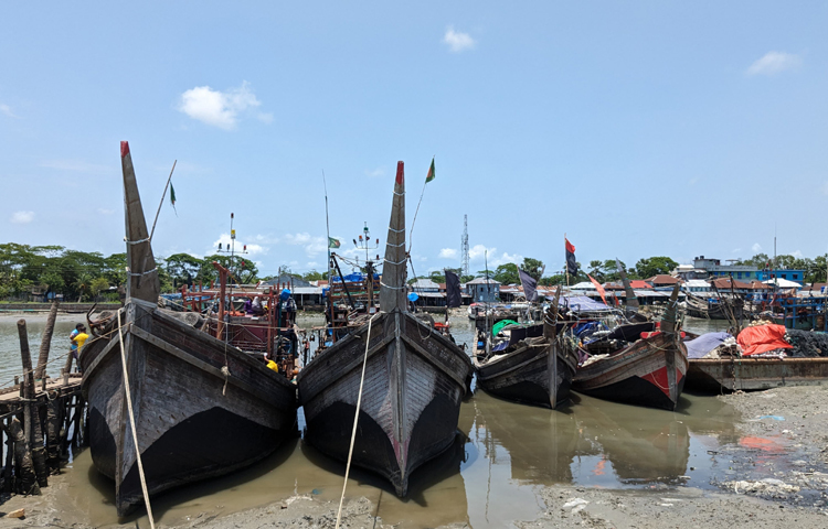 সাগরে মাছের উৎপাদন ও প্রজনন বাড়াতে আজ মধ্যরাত থেকে দেশের দক্ষিণাঞ্চলের বঙ্গোপসাগরে শুরু হচ্ছে মাছ শিকারে ৬৫ দিনের নিষেধাজ্ঞা। এই নিষেধাজ্ঞা পালনে পটুয়াখালীর কলাপাড়াসহ বিভিন্ন এলাকার জেলেরা প্রস্তুতি সম্পন্ন করেছেন। ছবি: আসাদুজ্জামান মিরাজ