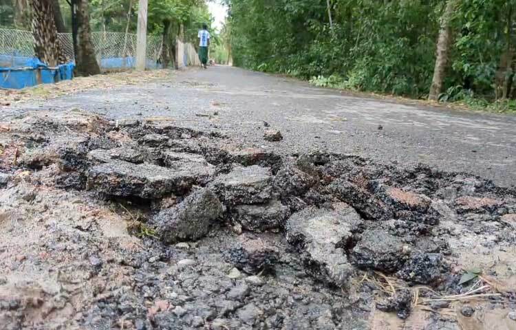 পটুয়াখালীর কলাপাড়ায় মহিপুরের বিপিনপুর-নিজামপুর সড়ক সংস্কারের পর হস্তান্তরের আগেই সড়কে ফাটল ধরেছে। উঠে গেছে বিটুমিন, কোথাও কোথাও মাটির সঙ্গে মিশে গেছে সড়ক। ছবি: আসাদুজ্জামান মিরাজ