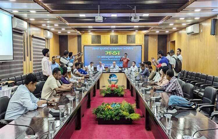 ঘূর্ণিঝড় ‘দানা’র সম্ভাব্য ক্ষয়ক্ষতি মোকাবিলায় পটুয়াখালী জেলা দুর্যোগ ব্যবস্থাপনা কমিটির জরুরি সভা হয়েছে। ছবি: আব্দুস সালাম আরিফ