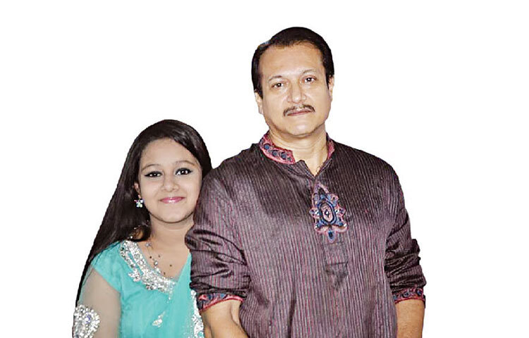 ছোট্ট বয়সে বাবার হাত ধরে ক্যামেরার সামনে দাঁড়ানো সেই মিষ্টি মুখের শিশুটি আজ পরিণত হয়েছেন পূর্ণাঙ্গ নায়িকায়।