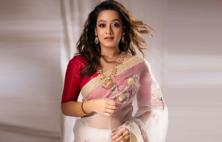 নায়িকা হিসেবে দীঘির যাত্রা শুরু হয় তুমি আছো তুমি নেই সিনেমা দিয়ে। প্রথম ছবির সময় অনেক আলোচনা-সমালোচনা এলেও তিনি থেমে থাকেননি। বরং নতুন করে নিজেকে গড়ে তুলতে কাজ করেছেন।