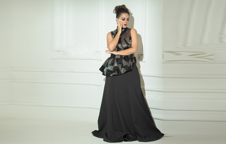 দীঘির স্লিভলেস টপটি ছিল ন্যাচারাল কাটের, যা তাকে আরও ফিট ও গ্রেসফুল করে তুলেছে। পা পর্যন্ত ঢলে পড়া স্কার্টটি ছিল ক্ল্যাসিক ও ট্রেন্ডি-যা পুরো লুককে দিয়েছে এক পরিপূর্ণতা।