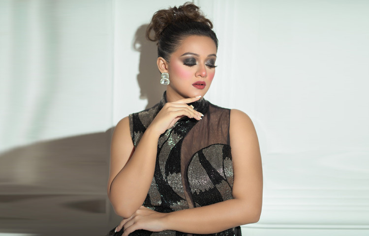 মেকআপেও ছিল পরিমিত ভাব। নরম বেইজ বেস, হালকা চোখের কাজ আর নুড লিপস্টিকে দীঘির সৌন্দর্য যেন আরও বেশি উজ্জ্বল হয়ে উঠেছে।