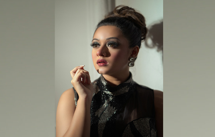 তার চুল বাঁধা ছিল উঁচু করে, যা পুরো সাজে এনেছে একটি এলিগেন্ট স্পর্শ। চুলের এমন হেয়ারডু শুধু আধুনিকতার ছাপই রাখেনি বরং দীঘির গালের গড়ন ও চোখের আকর্ষণীয়তা আরও ফুটিয়ে তুলেছে।