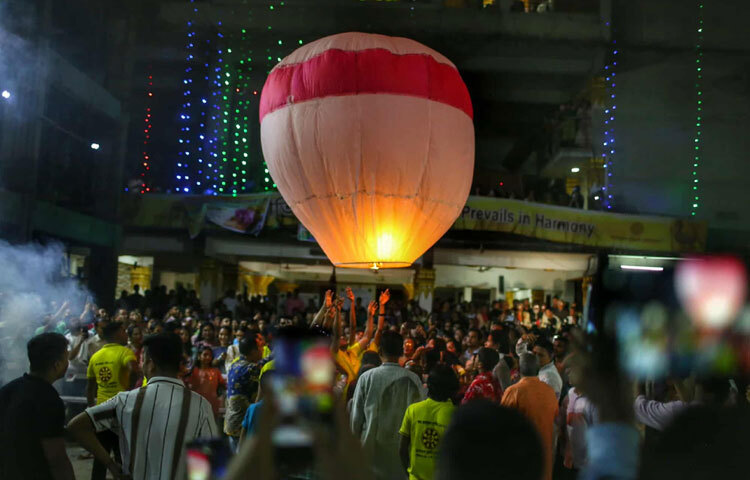 মেরুল বাড্ডা বৌদ্ধ ফেডারেশন বিহার থেকে তোলা ছবিতে দেখা যায়, ফানুশের আলোর নিচে মুখভরা হাসি নিয়ে মানুষ একে অপরের মঙ্গল কামনা করছে। কারও হাতে প্রদীপ, কারও চোখে শান্তির দীপ্তি।