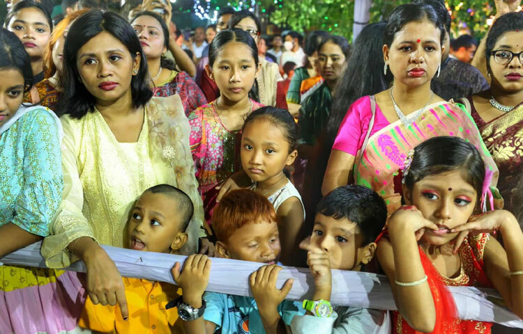 এদিন রাজধানীর মেরুল বাড্ডা বৌদ্ধ ফেডারেশন বিহারে সকাল থেকেই ছিল উৎসবের আমেজ। সাদা পোশাকে নারী-পুরুষ, শিশু ও প্রবীণ-সবাই হাজির হয়েছেন প্রার্থনা ও পূজায় অংশ নিতে।