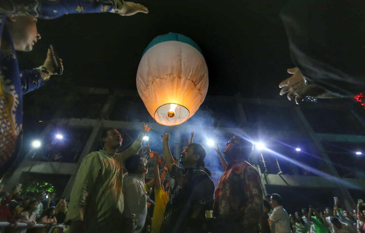 বিহারের ছাদে, উঠানে কিংবা খোলা মাঠে দাঁড়িয়ে সবাই যখন হাতে জ্বালানো ফানুশ তুলে দেন আকাশে, তখন মনে হয় এই আলো যেন মুক্তি আর শান্তির প্রতীক।