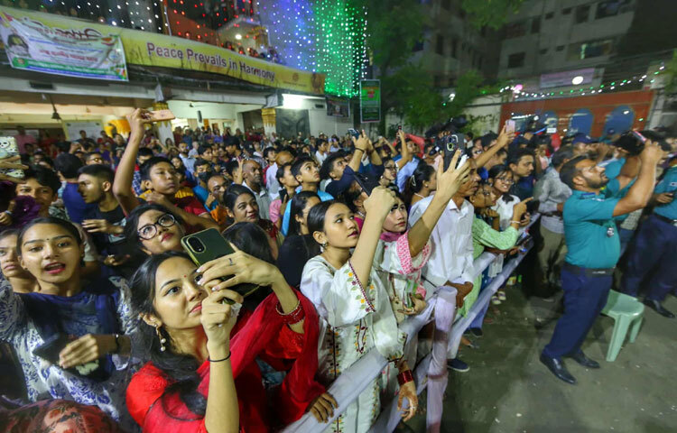রাজধানীর নানা বৌদ্ধ বিহার, যেমন কমলাপুর, মগবাজার, বসুন্ধরা ও মেরুল বাড্ডায় ভক্তদের ভিড়ে মুখর হয়ে ওঠে। সন্ধ্যা গড়িয়ে রাত নামলে আকাশে অসংখ্য ফানুশ যেন তারার সঙ্গে মিশে যায়।