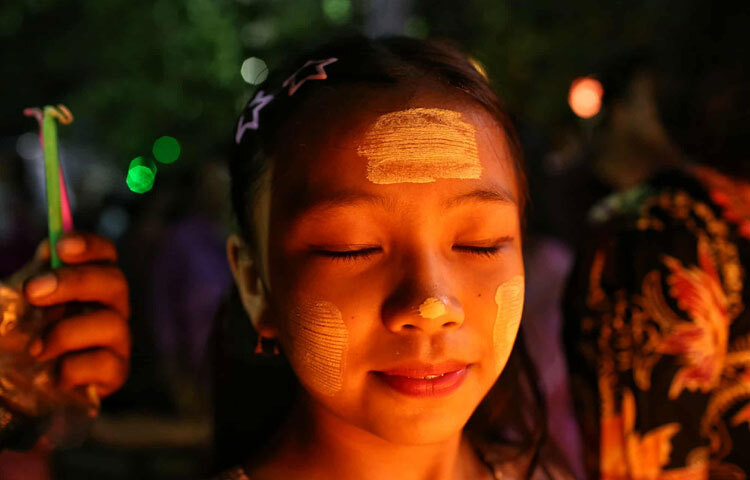 শিশুদের উচ্ছ্বাস, তরুণদের সেলফি, প্রবীণদের প্রার্থনামগ্ন দৃষ্টি-সব মিলে এক অপার্থিব পরিবেশ।