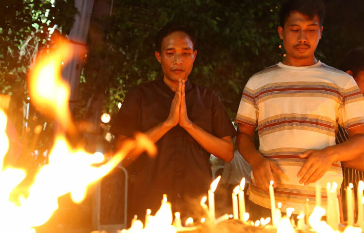 দিনের প্রথম ভাগে বৌদ্ধ ভিক্ষুরা কঠিন চীবর দান ও প্রার্থনা সম্পন্ন করেন। এরপর ভক্তরা অংশ নেন দান-ধ্যান ও আলোচনায়।