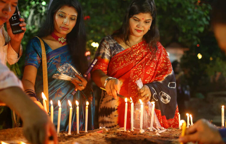 কেউ ফুল ও ধূপে পূজা দিচ্ছেন, কেউ বা মন্ত্রোচ্চারণে নিমগ্ন। বিহারের আঙিনায় ছড়িয়ে পড়েছে চন্দনের গন্ধ, ঘণ্টাধ্বনি আর শান্তির সুর।