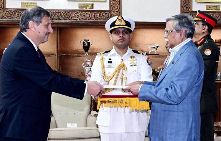 বঙ্গভবনে রাষ্ট্রপতি মো. সাহাবুদ্দিনের কাছে পরিচয়পত্র পেশ করেন বাংলাদেশে নবনিযুক্ত বুলগেরিয়ার রাষ্ট্রদূত ডা. নিকোলে ইয়ানকভ। ছবি: পিআইডি