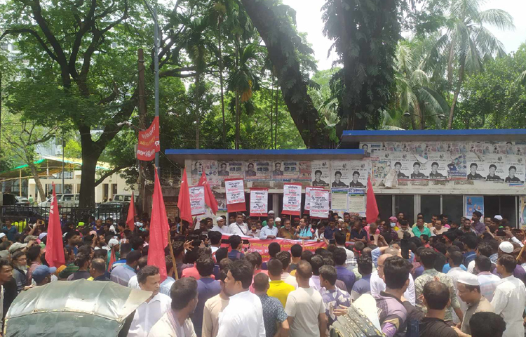 ঢাকা মহানগরে ইজিবাইক, রিকশাসহ ব্যাটারিচালিত যানবাহন চলাচলের দাবিতে সমাবেশ করেছে ‘রিকশা, ব্যাটারিচালিত রিকশা-ইজিবাইক সংগ্রাম পরিষদ’। দাবি আদায় না হলে আগামী ২৭ মে সারাদেশে আন্দোলনের হুঁশিয়ারি দিয়েছেন তারা। ছবি: নাহিদ সাব্বির