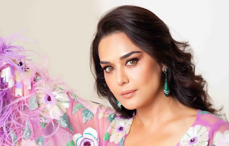 বলিউডের মিষ্টি অভিনেত্রী প্রীতি জিনতার আসল নাম প্রীতম সিং জিনতা। ছবি: সংগৃহীত