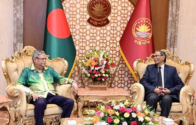 বঙ্গভবনে রাষ্ট্রপতি মো. সাহাবুদ্দিনের সঙ্গে সাক্ষাৎ করেন জাহাঙ্গীরনগর বিশ্ববিদ্যালয়ের উপাচার্য অধ্যাপক ড. মো. নুরুল আলম। ছবি: পিআইডি