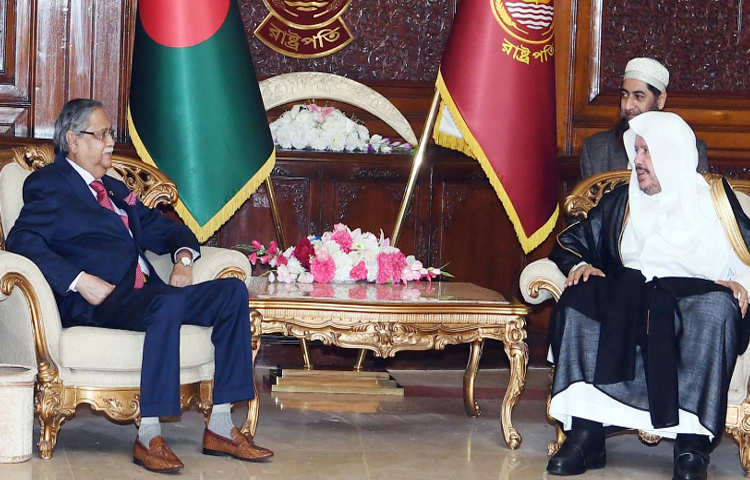 বঙ্গভবনে রাষ্ট্রপতি মো. সাহাবুদ্দিনের সঙ্গে সৌজন্য সাক্ষাৎ করেন সৌদি আরবের সুরা কাউন্সিলরের স্পিকার ড. আব্দুল্লাহ মো. ইব্রাহিম আল শেখ। এ সময় রাষ্ট্রপতি বাংলাদেশে বিভিন্ন খাতে বিনিয়োগ বাড়াতে সৌদি আরবের বিনিয়োগকারীদের প্রতি আহ্বান জানিয়েছেন। ছবি: পিআইডি