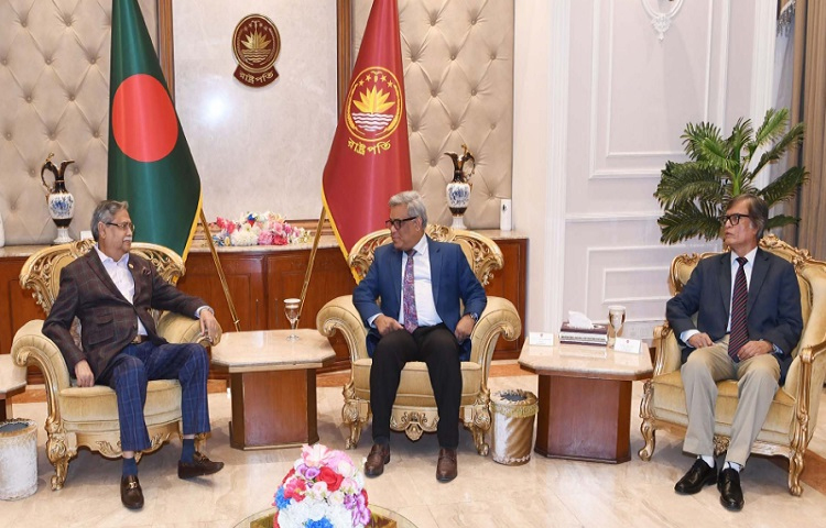 ঢাকা বিশ্ববিদ্যালয়ের উপাচার্য অধ্যাপক এ এস এম মাকসুদ কামালের নেতৃত্বে বঙ্গভবনে রাষ্ট্রপতি মো. সাহাবুদ্দিনের সঙ্গে সাক্ষাৎ করেন প্রতিনিধিদল। ছবি: পিআইডি