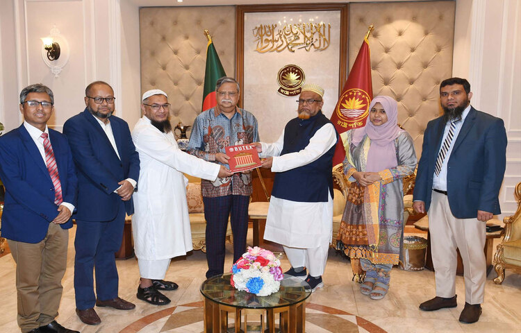 আজ বঙ্গভবনে বাংলাদেশ টেক্সটাইল বিশ্ববিদ্যালয়ের উপাচার্য অধ্যাপক ড. শাহ্ আলিমুজ্জামানের নেতৃত্বে প্রতিনিধিদল রাষ্ট্রপতি মো. সাহাবুদ্দিনের সঙ্গে সাক্ষাৎ করেন। ছবি: পিআইডি