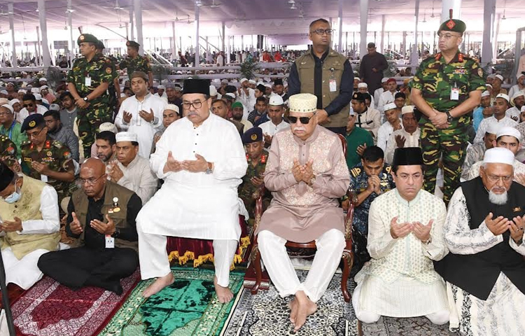 জাতীয় ঈদগাহে প্রধান ঈদের জামাতে সর্বস্তরের মুসল্লিদের সঙ্গে ঈদের নামাজ আদায় করেছেন রাষ্ট্রপতি মো. সাহাবুদ্দিন। ছবি: বাসস