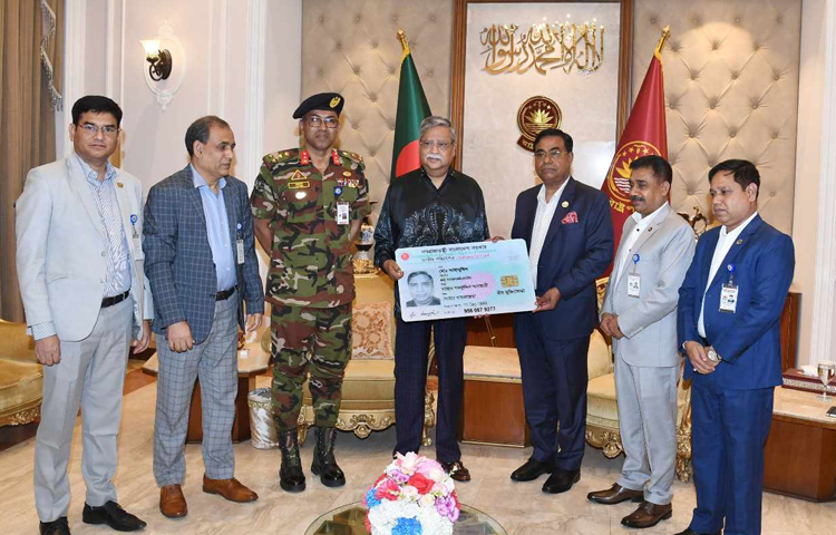 বঙ্গভবনে নির্বাচন কমিশন সচিবালয়ের সচিব মো. জাহাঙ্গীর আলমের নেতৃত্বে প্রতিনিধিদল রাষ্ট্রপতি মো. সাহাবুদ্দিনের কাছে ‘বীর মুক্তিযোদ্ধা’ খচিত স্মার্ট জাতীয় পরিচয়পত্র হস্তান্তর করেন। ছবি: পিআইডি