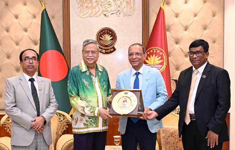 আজ রাজশাহী বিশ্ববিদ্যালয়ের উপচার্য ড. গোলাম সাব্বির সাত্তরের নেতৃত্বে রাষ্ট্রপতি মো. সাহাবুদ্দিনের সঙ্গে সাক্ষাৎ করেন প্রতিনিধিদল। ছবি: পিআইডি