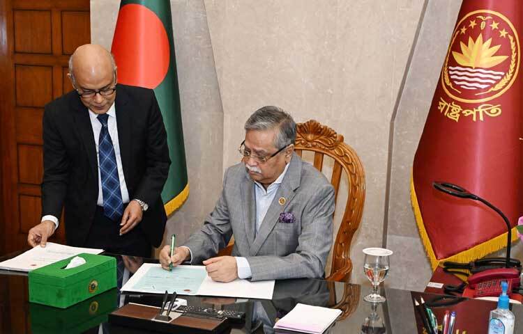 আজ দুপুরে জাতীয় সংসদের নিজ অফিসকক্ষে ২০২৪-২৫ অর্থবছরের অর্থবিলে সই করেন রাষ্ট্রপতি মো.সাহাবুদ্দিন। ছবি: পিআইডি