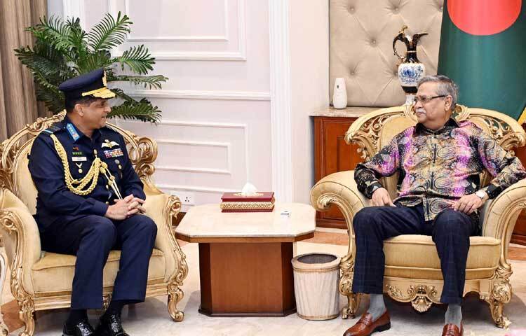 বঙ্গভবনে রাষ্ট্রপতি মো. সাহাবুদ্দিনের সঙ্গে সাক্ষাৎ করেন নবনিযুক্ত বিমান বাহিনীর প্রধান এয়ার মার্শাল হাসান মাহমুদ খাঁন। ছবি: পিআইডি