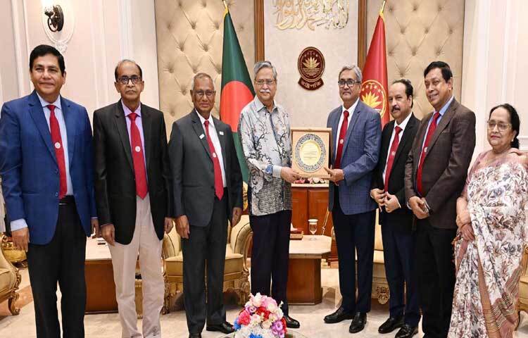 আজ বঙ্গভবনে বংলাদেশ কলেজ অব ফিজিশিয়ানস অ্যান্ড সার্জনের সভাপতি অধ্যাপক মোহাম্মদ সহিদুল্লার নেতৃত্বে নির্বাহী কমিটির সদস্যারা রাষ্ট্রপতি মো. সাহাবুদ্দিনের সঙ্গে সাক্ষাৎ করেন। ছবি: পিআইডি