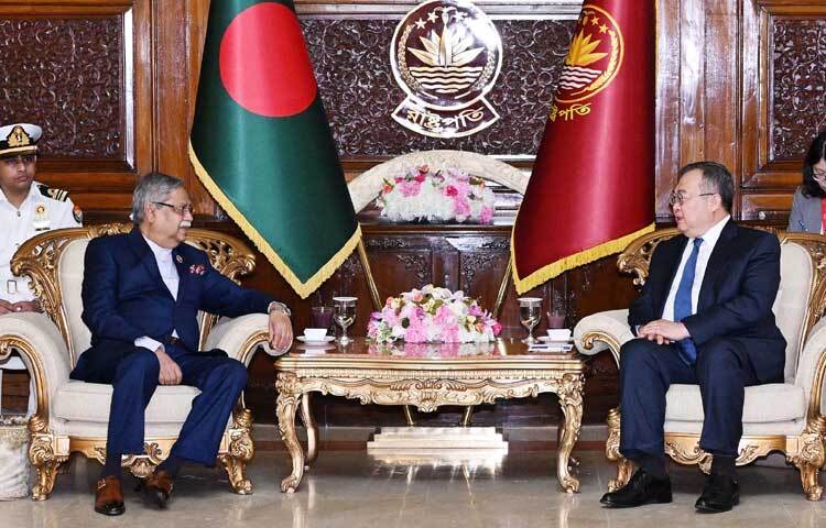 আজ বঙ্গভবনে রাষ্ট্রপতি মো. সাহাবুদ্দিনের সঙ্গে সাক্ষাৎ করেন চীনের কমিউনিস্ট পার্টির আন্তর্জাতিক বিভাগের মন্ত্রী লি জিয়াংচাও। ছবি: পিআইডি