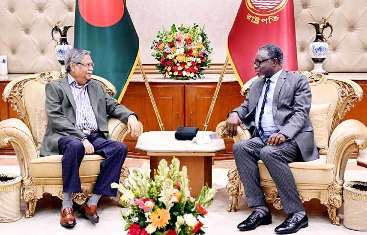 আজ বঙ্গভবনে রাষ্ট্রপতি মো. সাহাবুদ্দিনের সঙ্গে বিদায়ী সাক্ষাৎ করেন বাংলাদেশে ঘানার হাইকমিশনার কোয়াকু অসোমাহ চেরেমেহ। ছবি: পিআইডি
