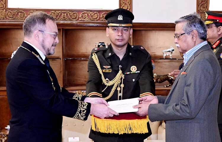 ঢাকায় তেজগাঁওয়ের কার্যালয় থেকে চার বিভাগের বিভাগীয় কমিশনার এবং ৩১ জেলার জেলা প্রশাসকদের সাথে ভিডিও কনফারেন্সের মাধ্যমে মত বিনিময় করেন প্রধান উপদেষ্টা প্রফেসর মুহাম্মদ ইউনূস। ছবি: পিআইডি