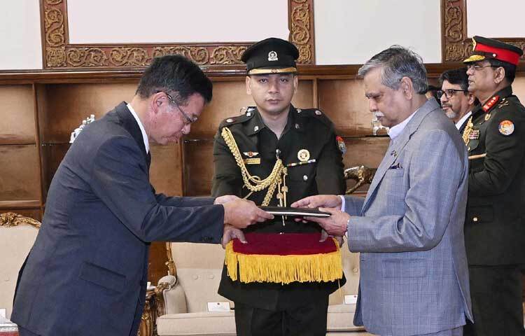 বঙ্গভবনে রাষ্ট্রপতি মো. সাহাবুদ্দিনের কাছে পরিচয়পত্র পেশ করেছেন বাংলাদেশে নবনিযুক্ত জাপানের রাষ্ট্রদূত সাইদা শিনইচি। ছবি: পিআইডি