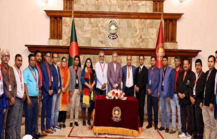 রাষ্ট্রপতি মো. সাহাবুদ্দিনের সাথে বঙ্গভবনে সাক্ষাৎ করেন ঢাকা রিপোর্টার্স ইউনিটির (ডিআরইউ) নবনির্বাচিত কার্যনির্বাহী কমিটি। ছবি: পিআইডি